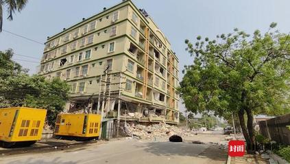 探訪曼德勒市4大坍塌點(diǎn) 大設(shè)備破拆廢墟找尋遇難者，幸存者現(xiàn)場(chǎng)8小時(shí)等哥哥遺體